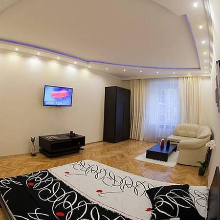 Apartamento 1 Minute To Rynok Square Leópolis Habitación foto